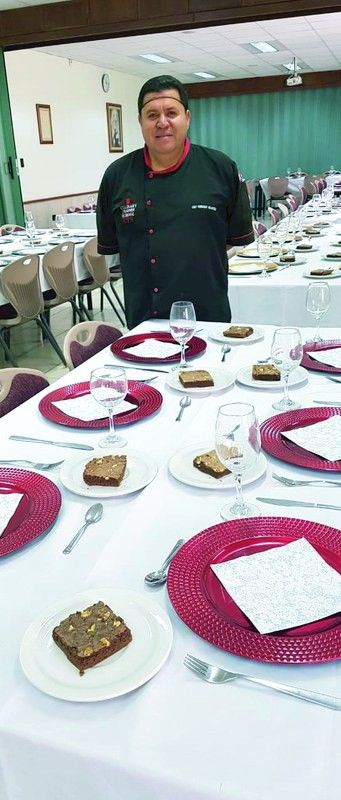 Fernando Velasteguí junto a una mesa montada para un evento