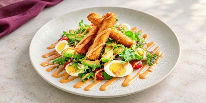 Ensalada con tiras crujientes y huevo
