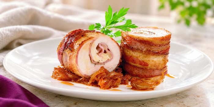 Rollo de carne relleno con tocino